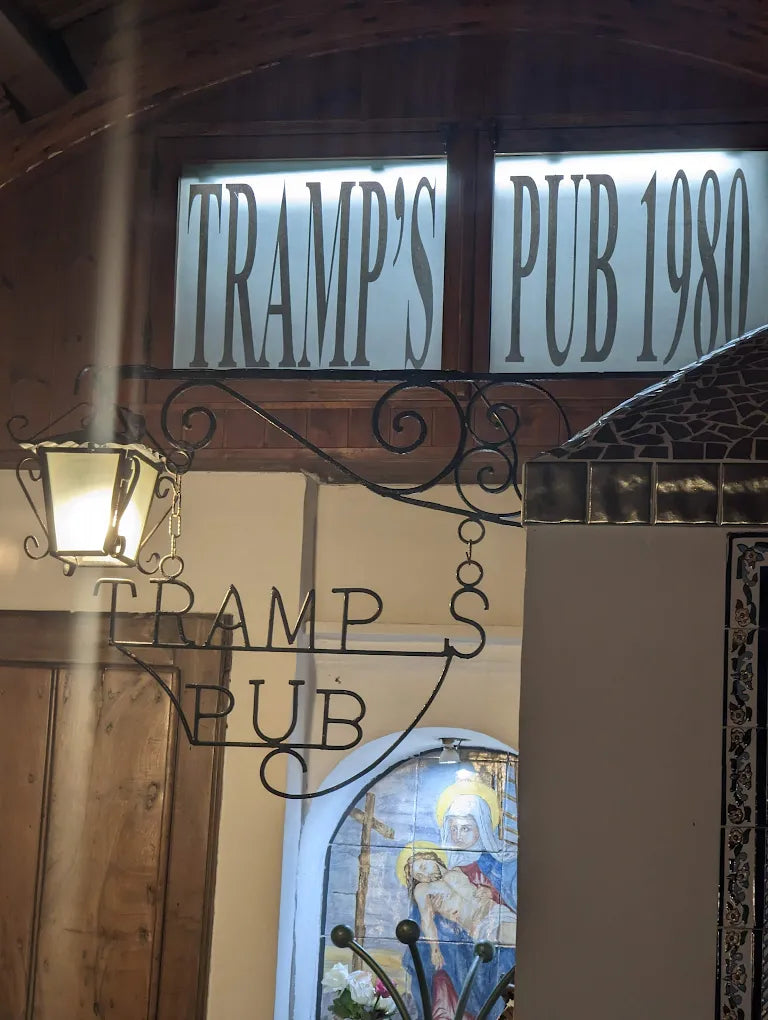 TRAMP PUB